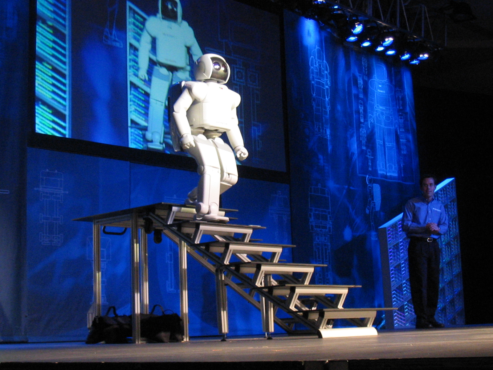 сайт-япония-модель-робота-ASIMO